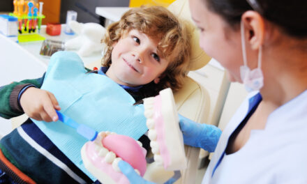 Twoja pierwsza wizyta u specjalisty od zębów: Jak przygotować dziecko do spotkania z dentystą?